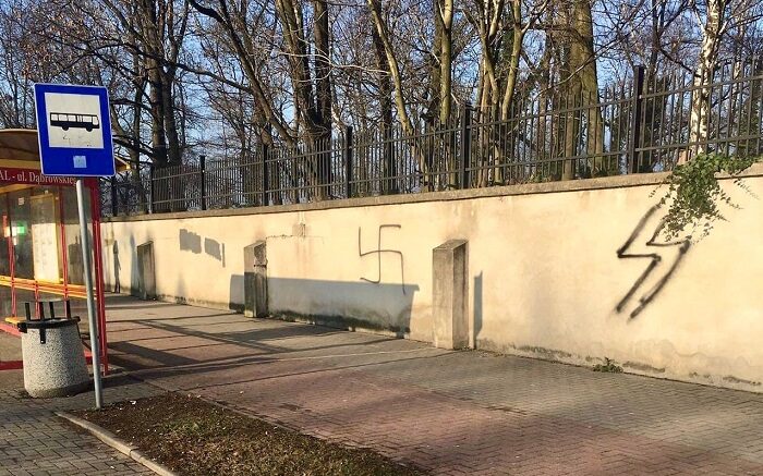 Oświęcim: swastyka namalowana na murze cmentarza żydowskiego