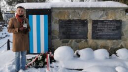 Sławomir Pastuszka przy grobie ofiar Marszu Śmierci na cmentarzu w Pszczynie