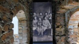 Wystawa w Bieczu - grupa dziewcząt