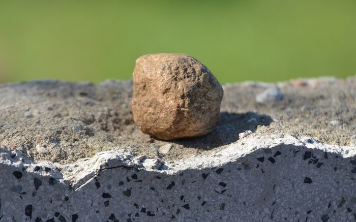 Kamień na macewie na cmentarzu żydowskim