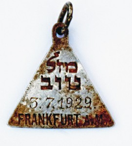 Zawieszka z hebrajskim napisem Mazal Tow i datą 3 lipca 1929, photo credit: Yoram Haimi, Israel Antiquities Authority