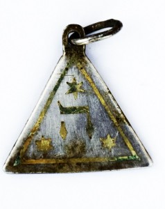 Rewers wisiorka z literą ה i trzema gwiazdami Dawida, photo credit: Yoram Haimi, Israel Antiquities Authority